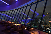 Innenaufnahme Three Sixty Bar im Millennium Hilton Hotel mit Blick auf Skyline bei Nacht, Bangkok, Thailand, Asien