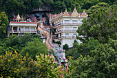 Chinesischer Tempel mit Aufgang in Form von Drachen, Blick von Flusskreuzfahrtschiff RV River Kwai während einer Kreuzfahrt auf dem Fluss River Kwai Noi, nahe Kanchanaburi, Thailand, Asien