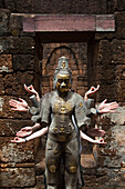 Hände hinter einer Shiva Statue in den Ruinen eines Khmer Tempel aus dem 13 Jahrhundert am Muang Singh Historical Park, nahe Kanchanaburi, Thailand, Asien