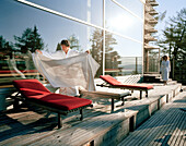 Hotelgäste auf einer Sonnenterrasse, Vigilius Mountain Resort, Vigiljoch, Lana, Trentino-Südtirol, Italien