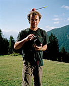 Fotograf mit Apfel und Pfeil auf dem Kopf, Vigiljoch, Lana, Trentino-Südtirol, Italien
