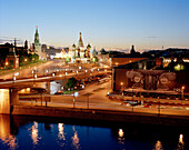 Blick vom Kempinski Hotel über Moskwa auf Basilius Kathedrale, Roten Platz und Kreml, rechts BMW Werbung, Moskau, Russische Föderation, Russland, Europa