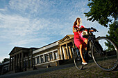 Frau fährt E-Bike, Radtour, Schloss Rosenstein, Rosensteinpark, Stuttgart, Baden-Württemberg, Deutschland