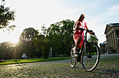 Frau fährt E-Bike in Rosensteinpark, Radtour, Rosensteinpark, Stuttgart, Baden-Württemberg, Deutschland