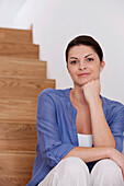 Frau sitzt auf der Treppe, 30 Jahre