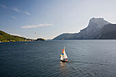 Segelboot auf dem Traunsee, Traunstein, Salzkammergut, Oberösterreich, Österreich, Europa