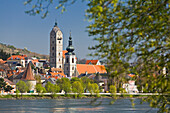 Blick auf die Stadt Krems mit Kirche im Sonnenlicht, Wachau, Niederösterreich, Österreich, Europa