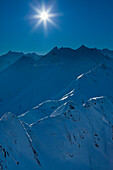 Verschneite Berge im Sonnenlicht, Rauristal, Hohe Tauern, Salzburg, Österreich, Europa