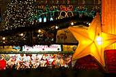 Stand auf dem Christkindlmarkt am Abend, Rathausplatz, Wien, Österreich, Europa