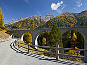 Brücke der rhätischen Bahn in den Bergen, Graubünden, Schweiz, Europa