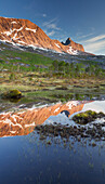Spiegelung der Berge im Sandholmvatnet See, Hugelhornet bei Skjellneset, Forsahavet, Ballangen, Nordland, Norwegen