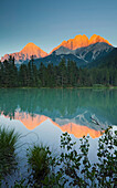 Weißensee und dem Mieminger Gebirge in der Abenddämmerung, Tirol, Österreich