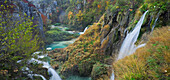 Blick von oben auf Wasserfall im Herbst, Nationalpark Plitvicer Seen, Kroatien, Europa