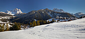 Das Dorf Colle di Santa Lucia vor den Bergen Monte Pelmo und Monte Civetta, Venetien, Italien, Europa