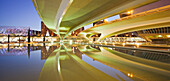 Beleuchtete Brücke spiegelt sich im Wasser, Ciudad de las Artes y de las Ciencias, Valencia, Spanien, Europa