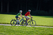 Fahrradfahrer auf E-Bikes, Starnberger See, Bayern, Deutschland