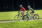 Fahrradfahrer auf E-Bikes, Starnberger See, Bayern, Deutschland