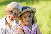 Geschwister (5 und 7 Jahre) lächeln in die Kamera, Starnberger See, Bayern, Deutschland