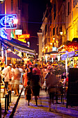 Geschäfte und Restaurants in der Rue Paoli, Ile Rousse, Korsika, Frankreich