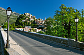 Brücke mit Laternen nach Corte, Korsika, Frankreich