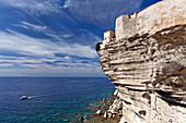 Steilküste mit einem Haus, Bonifacio, Oberstadt und das Mittelmeer, Korsika, Frankreich
