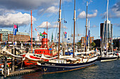 Feuerschiff im Hafen vor dem Hanseatic Trade Center, Hansestadt Hamburg, Deutschland, Europa