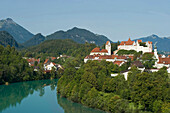 Blick über Lech auf Hohes Schloss, Füssen, Allgäu, Bayern, Deutschland