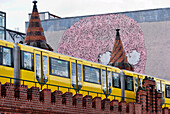S-Bahn mit einem Graffiti im Hintergrund, Oberbaumbrücke, Friedrichshain, Berlin, Deutschland