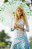 Junge Frau hält einen Regenschirm