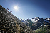 Bergsteiger, Aufstieg auf die Kreuzspitze, Talleitspitze im Hintergrund, Ötztaler Alpen, Tirol, Österreich