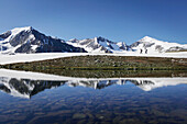 Bergsteiger bei Brizzisee, Spiegelung der Berge im See, Mutmal und Similaun im Hintergrund, Ötztaler Alpen, Tirol Österreich