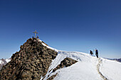 Zwei Bergsteiger am Gipfel, Ötztaler Alpen, Tirol, Österreich