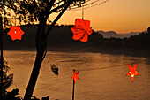 Bäume und Lampions und Boote, Mekong, Sonnenuntergang, Luang Prabang, Laos, Südostasien, Asien