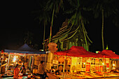 Nachtmarkt vor Wat Ho Pha Bang, Königspalast, im Zentrum von Luang Prabang, Laos, Südostasien, Asien