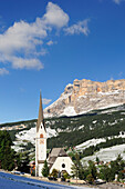 Kirche in Stern, La Villa, Heiligkreuzkofel im Hintergrund, Gadertal, Dolomiten, UNESCO Weltnaturerbe, Südtirol, Italien
