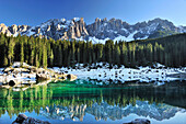 Karersee mit Latemargruppe im Hintergrund, Latemar, Dolomiten, UNESCO Weltnaturerbe, Südtirol, Italien