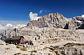 Büllelejoch-Hütte mit Elferkofel, Gebiet Drei Zinnen, Sextener Dolomiten, Dolomiten, UNESCO Weltnaturerbe,  Südtirol, Italien