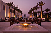 The Long Pool Schwimmbad, The Chedi Muscat Hotel in der Abenddämmerung, Muscat, Maskat, Oman, Arabische Halbinsel