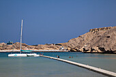 Katamaran SY Azzura, Ocean Blue Oman cruises, am Steg des Oman Dive Centre, Muscat, Maskat, Oman, Arabische Halbinsel