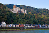 Burg Schloss Stolzenfels, gesehen von Bord Flusskreuzfahrtschiffes MS Bellevue, TransOcean Kreuzfahrten, Flusskreuzfahrt auf dem Rhein, nahe Koblenz, Rheinland-Pfalz, Deutschland