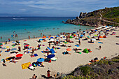 Menschen am Strand in Santa Teresa di Gallura Sardinien, Italien, Europa