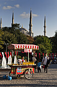 Verkaufsstand vor der blauen Moschee, Istanbul, Türkei, Europa
