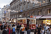 Menschen und Strassenbahn in der Altstadt, Istiklal Ceddesi, Beyoglu, Istanbul, Türkei, Europa