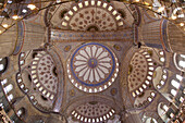 Blick zur Decke im Gebetsraum der Blauen Moschee, Istanbul, Türkei, Europa