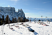 Snowbord mit Ski und Skistöcke im Schnee, Seiser Alm, UNESCO Weltnaturerbe, Eisacktal, Südtirol, Trentino-Alto Adige, Italien