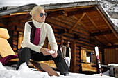 Blonde Frau vor einer Berghütte, Alto Adige, Südtirol, Italien, Europa
