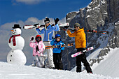 Winkende Familie mit Skiausrüstung, Alto Adige, Südtirol, Italien, Europa