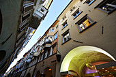 Häuserfassaden in einer Gasse in der Altstadt, Bozen, Südtirol, Alto Adige, Italien, Europa