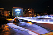Beleuchtete Brücke vor dem Kunstmuseum bei Nacht, Bozen, Südtirol, Alto Adige, Italien, Europa