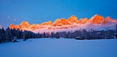 Verschneite Berge bei Sonnenuntergang, Naturpark Schlern, Dolomiten, Südtirol, Alto Adige, Italien, Europa